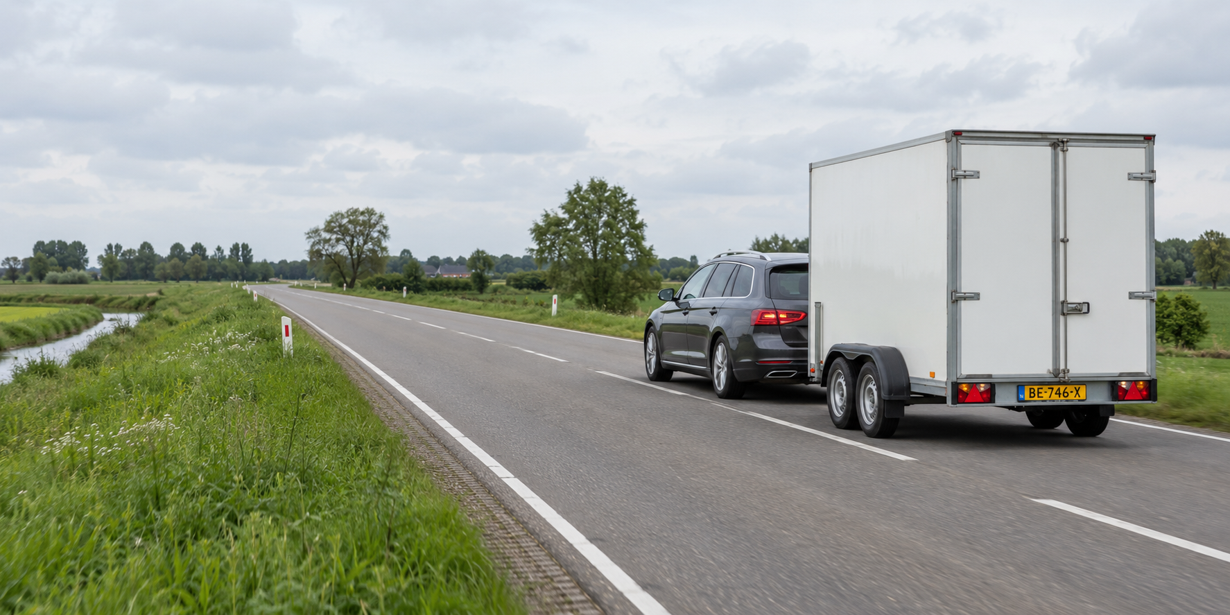 Auto met aanhangwagen van Verkeersschool De Waal